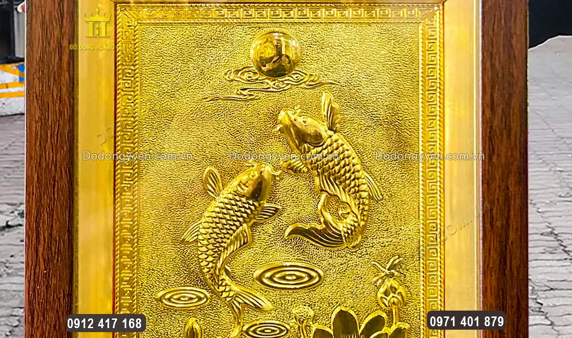 H&igrave;nh ảnh hai con c&aacute; ch&eacute;p bơi song h&agrave;nh c&ugrave;ng nhau